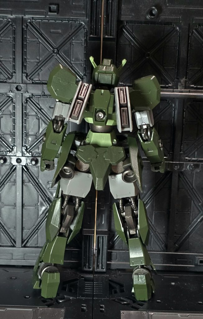 中島一式戦闘機  隼が目に留まり、その時教えてくれたのがこの色。「濃緑色(中島系)にライトブルー(またはライトグレー)の組み合わせが、中島飛行機の色」だと。「難しいことは無いよ。絵を描く時と同じで、筆で塗ったら良いとよ」と教えてくれて、頑張って作った思い出があります。