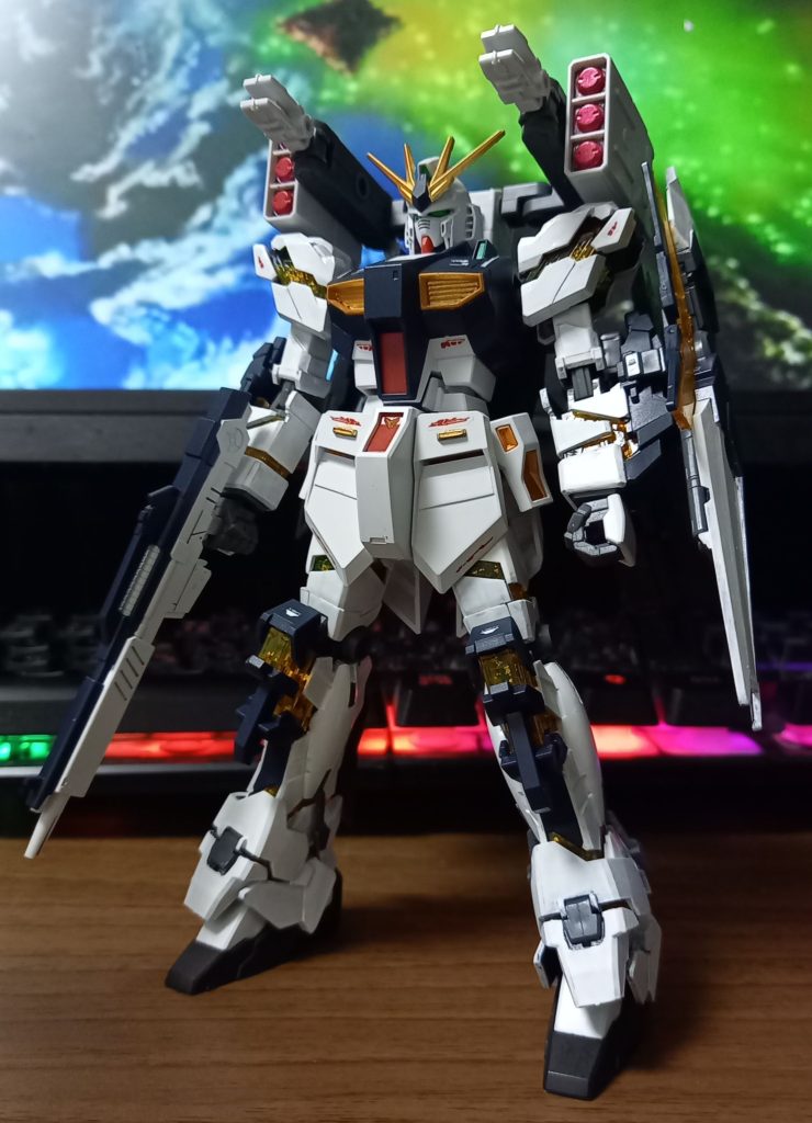 EGニューガンダムといえばフィンファンネルが無い事で有名ですが、それを逆手にとって「自分オリジナルのνガンダムを作りたい!」という所から作り始めました!ユニコーンorノルン、どちらのパーツを使うか迷ったのですが、ジャンクパーツコーナーにノルンの手足しか無かったのと、色合い的に黄色いサイコフレームの方が合うかなと思いノルンを選択。νガンダムの成型色と同じネイビーブルーだったので、それを活かしたカラーリングにしてみました。