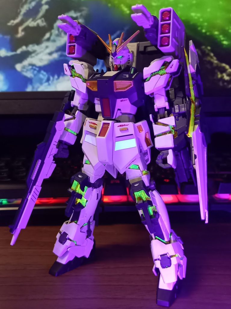 サイコフレーム部分には裏からグリッターのりでキラキラさせた上に、蛍光クリアイエローを塗ってブラックライトで発光するようにしてみました。思ったより緑っぽい光り方になりましたが、これはこれで共振っぽくてカッコイイ。腰に貼ったプラ板も何故かブラックライトに反応してビックリしましたが、これはこれでオシャレかなと。今回は筋彫り、プラ板ディテールアップ、他社の関節パーツ使用など、多くの新しいことに挑戦できて楽しかったです!EGを自分なりにカスタムする工作、またやりたいです。次はストライクかウイングかな...ありがとうございました!