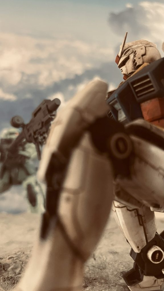 「こっちに突っ込んでくるぞ!散開しろ!」上空から着底しザクを狙うガンダムです。RGガンダムversion 1.0です。四肢「可動」の観点ではversion 1.0が2.0に比して秀でているものと存じます。