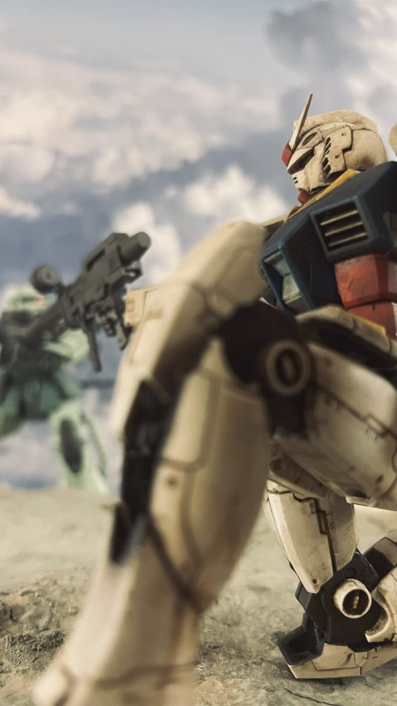 ”こっちに突っ込んでくるぞ!散開しろ!” MS戦記より「ガシュウン」という効果音とともに上空から着底しザクをビームライフルで狙うガンダムです。グラウンドブラウンでやや強めにウェザリングを施してあります。各排気口にはマルチブラックで汚れの表現を入れてみました。