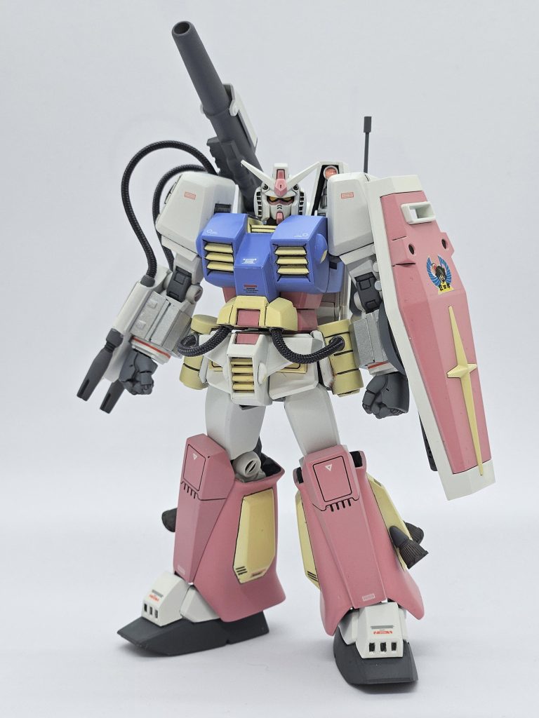 胸周りは設定通りにするとかなり大きくなってしまうので、少し変えています。サイドアーマーの黄色いタンクはそのままだと、両腕を開くポーズしかできなくなるので、薄くなるよう埋まり気味に変更。肩はキットを上下左右で詰めて小型化しました。足の増加装甲をEGの差込みを利用したり、ネオジムで装着しました。スリッパはジムキャノン2のパーツを使って、アレンジ。バーニア類はアフターパーツに置き換え。旧キットをなるべく使いましたが、削り込んでラインは変わってます。塗装はセイラマスオさんカラーで、落ち着いた色に。デカールは控えめにしました。シールドの狂四郎デカールは使えてラッキーでした。
