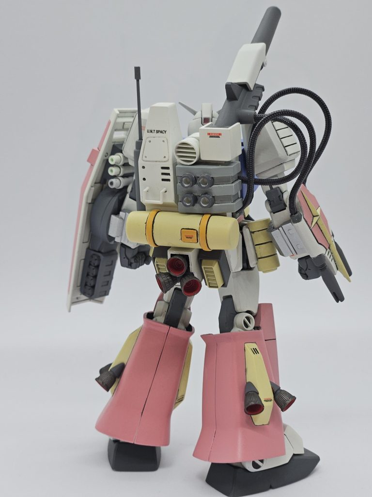 バーニア類はアフターパーツに置き換え。右腕のビームガンはジャンクパーツで大型化。ケーブルはメッシュホースに交換しました。シールド裏は、プラ材でそれっぽくデコレートしました。ノーマルにも戻せます。