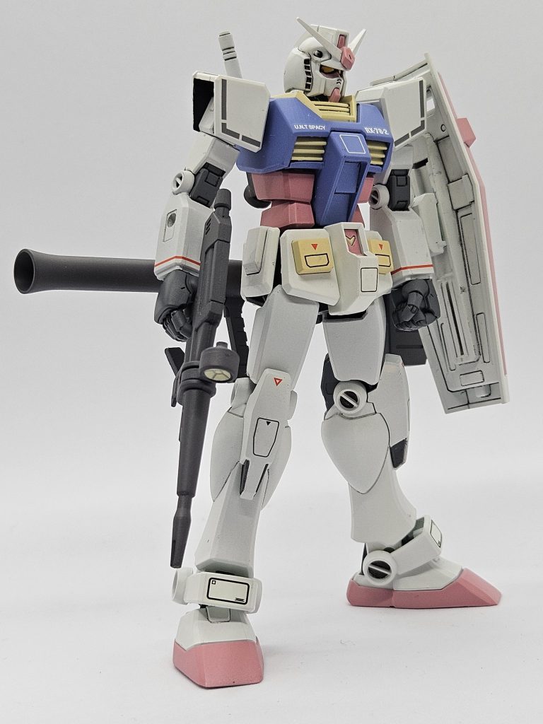 中のガンダムです。アニメよりのイメージになるよう改造。ヘルメットを、少し上げて目を大きく。腕の関節周りの隙間を小さくしシンプルに。ももの分割ラインは無くし、つま先はアールを付けて延長。ハンドパーツは、ロボマニMサイズの丸指に交換。バズーカラックはプラ材で製作。