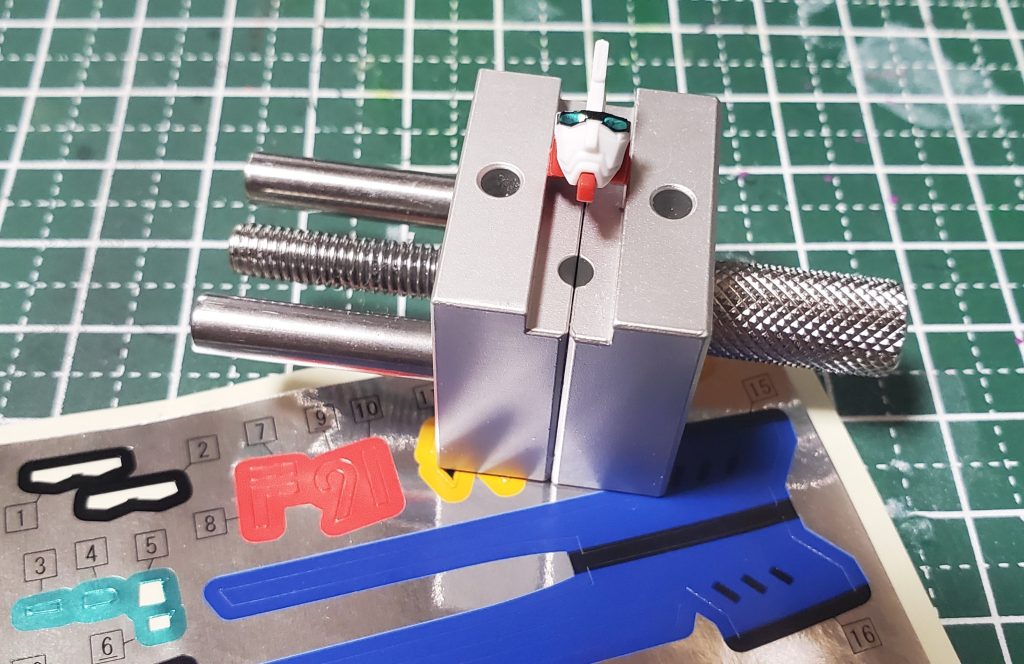 そこまで思い入れはないけれどF91で昔から好きになれないポイントが…・ゴシック体のような肩の型式マーク・フェイスオープンした時の顔なので今回は使わない方向で。