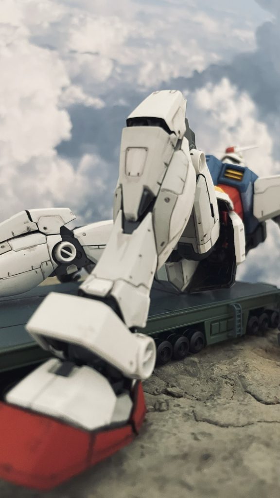 第一話より大地に力強い第一歩を踏みしめるガンダムです。MG version 3.0を使用しております。EXモデルのトレーラーを併用しました。