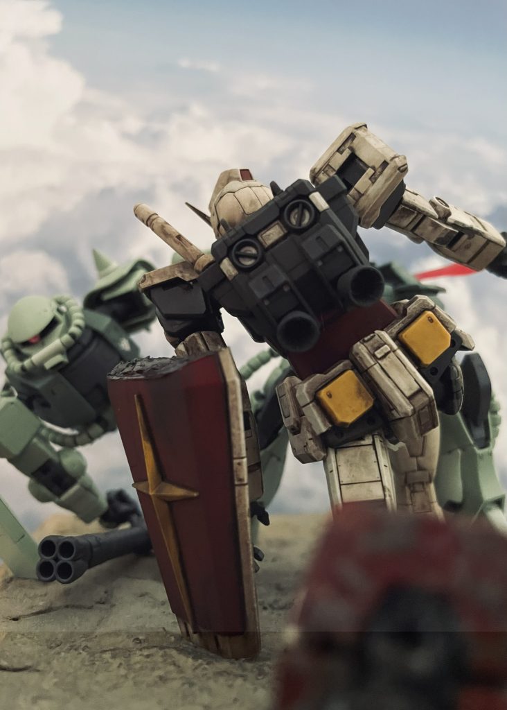 RGザクを使用して扉のジオラマを再現しています。右肩のシールドと右手にもつバズーカとで上半身を支え、ビームサーベルに切り飛ばされる様を表現しようと試みました。