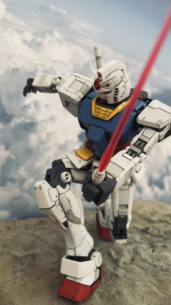 ジーンのザクを一刀両断後、地表に着底した瞬間です。劇中の絵柄は左肩がぐっと下がりかつ右足がもう少し内側を向いているのですが、残念ながら3Dでは全くバランスしないため写真のようなポージングに落ち着きました。躍動感溢れる絵をそのまま3D化したいのですが現実は甘くありません。。