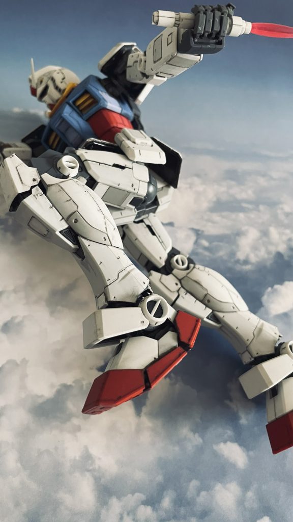 同じく第一話でジーンのザクに切りかかるガンダムです。”逃がすものか!