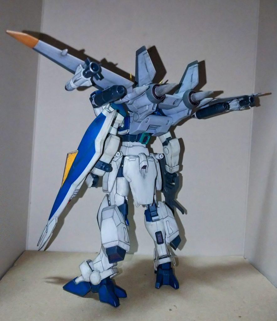 翼を広げると凄い大きさで全てをおさめるのが大変です。😓本体の色分けは優秀ですがジェットストライカー等の一部はシール補完になります。今つくるのであれば全塗装するであろう良キットですが(簡単に手に入らないのもありますが)当時はせっかくの色分けプラモを全塗装する必要を感じなかったのでシール部分と足りていない部分だけ塗りました。頭部ゴーグル部分も塗装するつもりでしたが仮に貼っていた付属のシールがモノ凄くキレイだったのでそのまま正式採用しました。自分で塗ってもあの輝きには遠く及ばないでしょう。😅シールド裏のミサイル収納部分は塗り分け難易度激高だったので降参しました。😢クヤシイ・・・