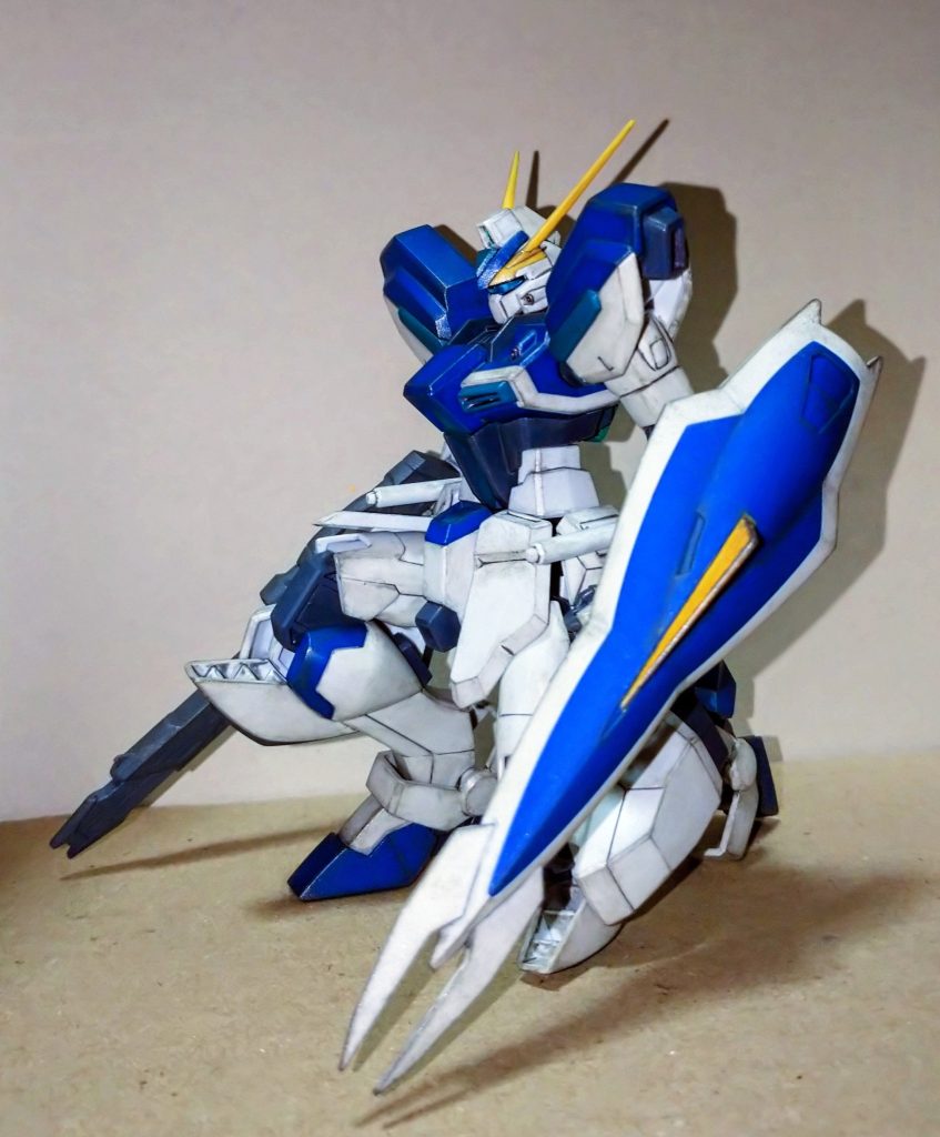 可動も優秀で簡単に立て膝ポーズもとれます。TV放送時にはキット化されなかったのは不幸に感じますがHGCEとして現行フォーマットでキット化されたのは可動や色分けを考えれば良かったのかも知れませんね。😊