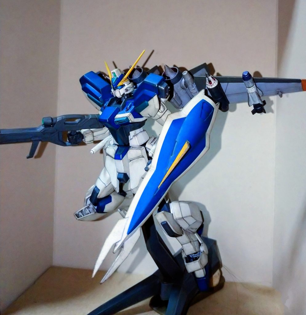 これを制作していたころはウェザリングも少しチャレンジしていたので(成形色だけだと少し味気なく感じたので)スミ入れ兼ウォッシングして少しだけ焼鉄色やグレーで全体的にドライブラシをかけています。正直な所、20mのロボットがどんな風に汚れるのか真面目に考えても現実に存在していないものに正解も不正解も無いのですがどうしても全身同じ様な感じの雰囲気ウェザリングになりやすいですね。もっとメリハリがある表現でもよかったかも知れませんね。