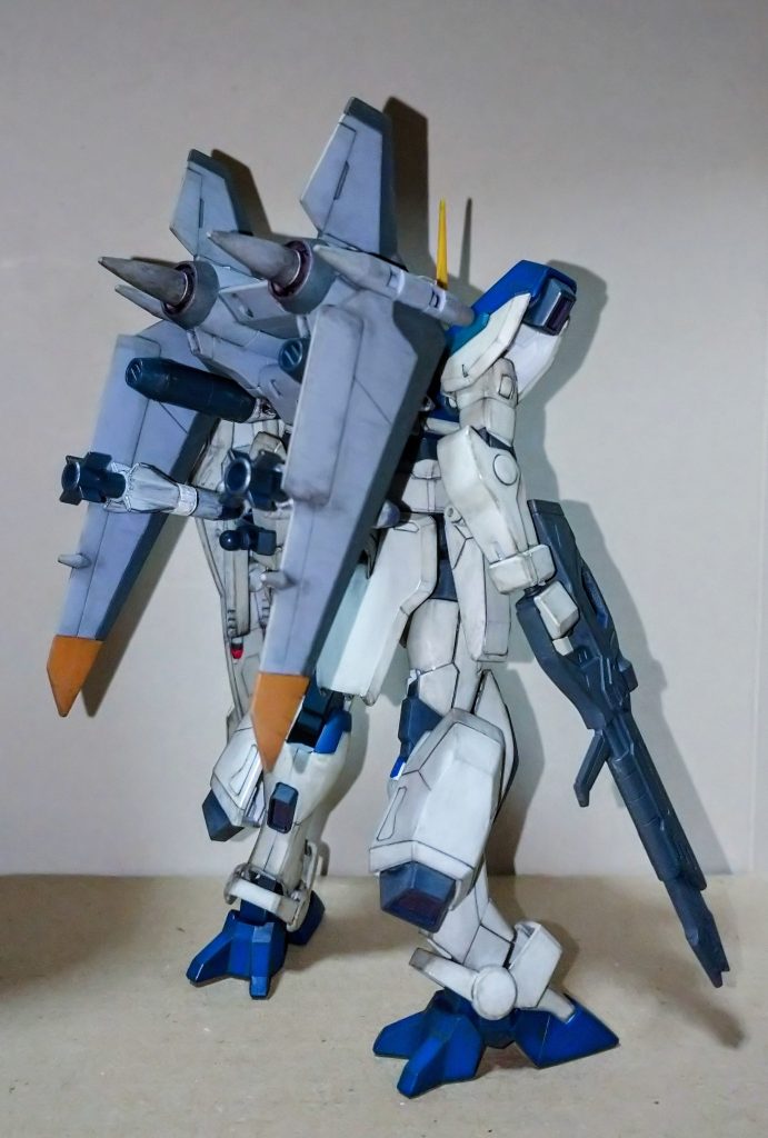 キットは素晴らしい出来で個人的には全く手を入れる所がありません。プラ板の一つでも張り付けて、ひと手間加えた感を味わいたかったので胸のインテークに同色のランナータグを加工して仕切り板を無理やり付けました。設定無視なあげく全く目立ちませんが満足です。ガッハッハ(  ̄▽ ̄)