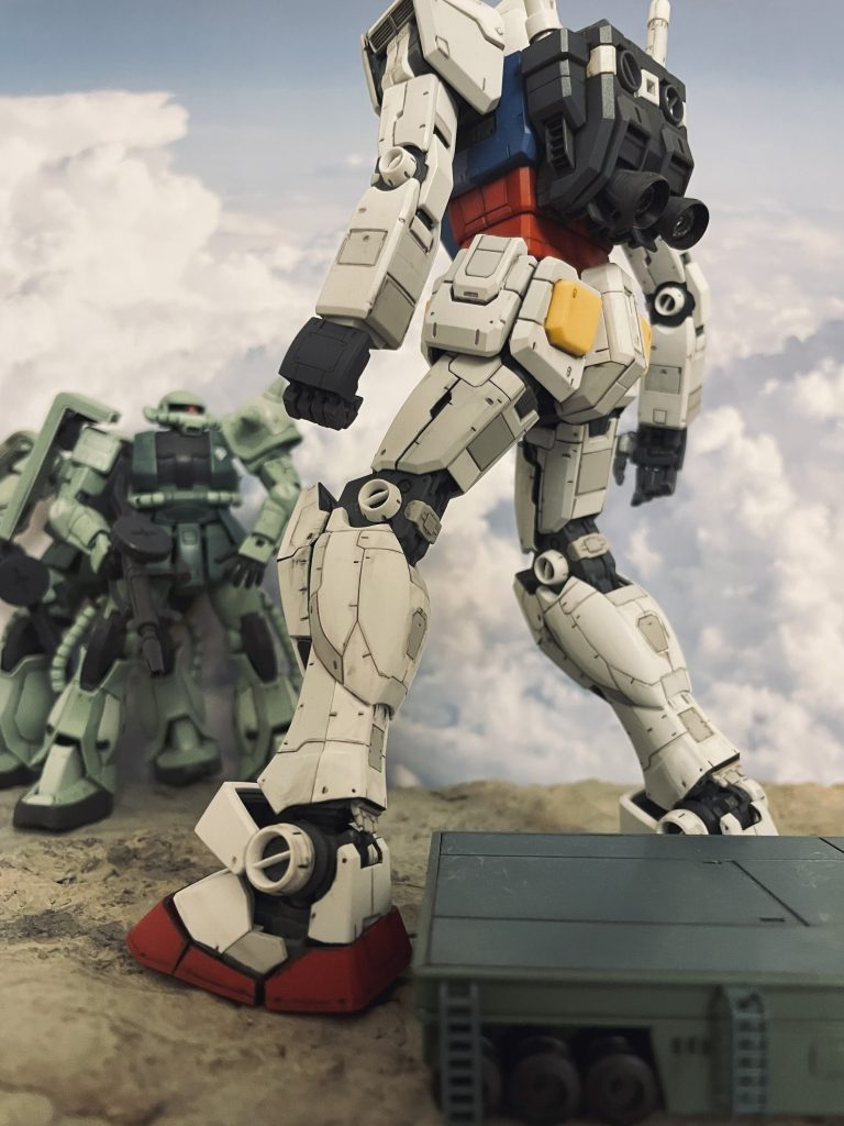 トレーラーから完全に起き上がり正面のザクを睨みつけるガンダムをイメージしています。