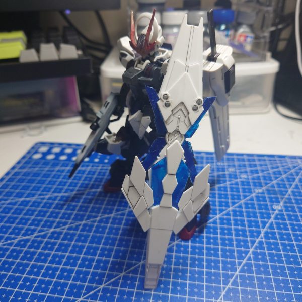 シュバルゼッテの胸部アーマーをガンダムフレームに移植したりしました。
