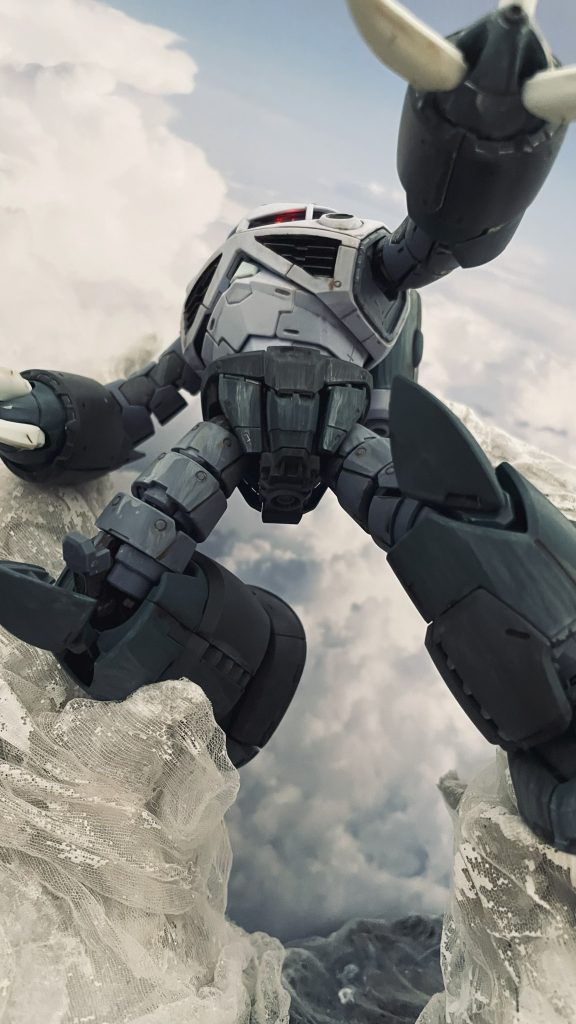 RG量産型ズゴックを用いてMG量産型ズゴックのボックスアート再現を試みました。海面から飛び出しつつ左のメガ粒子砲を放つポージングです。お気に入りのボックスアートの一つです。