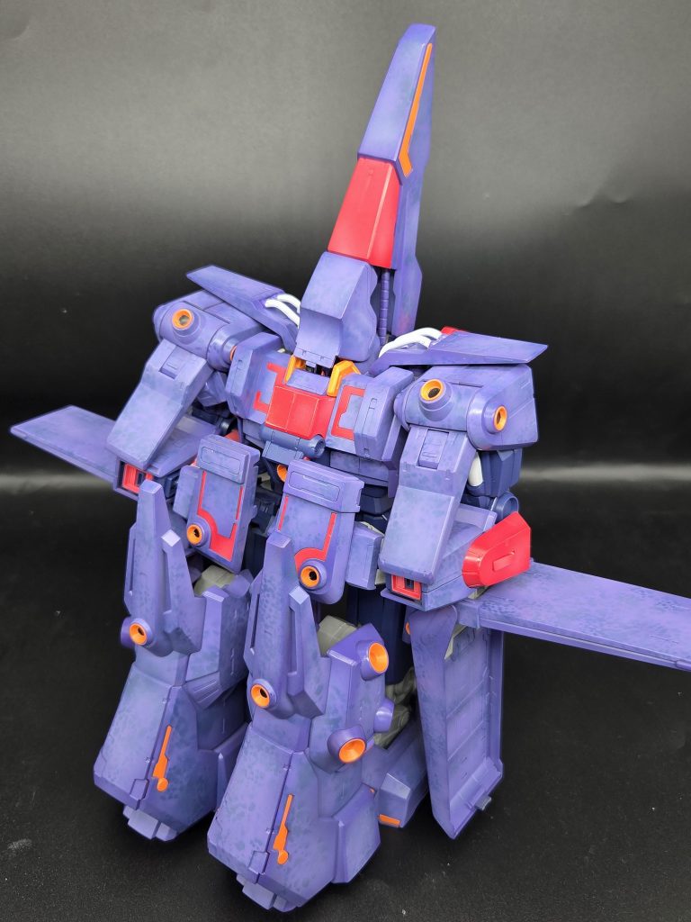 モビルフォートレスに変形させたバージョンも全塗装の塗装はげが怖くってフレームのグレーパーツは実は塗装せず成型色のまんまです!