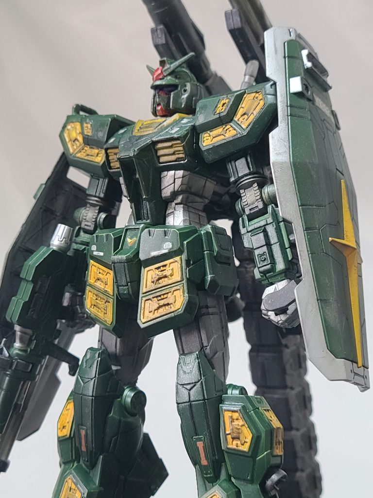 特に設定は考えていませんが、自衛隊が作ったのなら緑だろう。緑のガンダムといえば、FAガンダムだろうそういえば万博ガンダムをFAっぽくした人がいた!!自分も作ってみたい!!(iori_sei)という連想ゲームみたいな発想で制作しました。先達の人たちの作品に比べると色々と至らない点が多いかと思いますが個人的には満足していますw