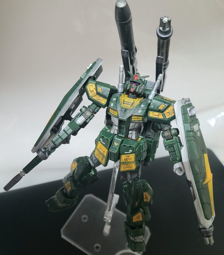 私のポージングのセンスが無いのもありますが、シールドが肩に干渉する上にすぐに外れるのであまり派手なポージングが出来ませんでした(zaku-kao4)でもこういうずっしりとした重装甲のMSなら逆に地味目なポーズの方が映えますね?(言い訳)