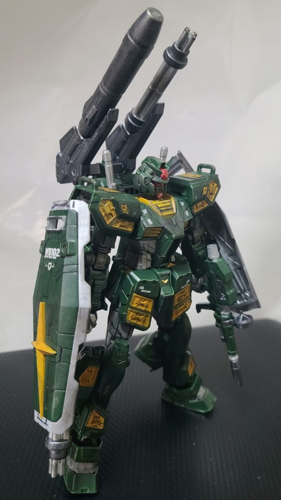 …よくよく見るとこのシールドガトリングの弾ってどうなってるの?とか、この肩のキャノン、砲口なくね?とか拙くて荒い部分がありますが、何卒見なかったことに…w(gundam-kao4)