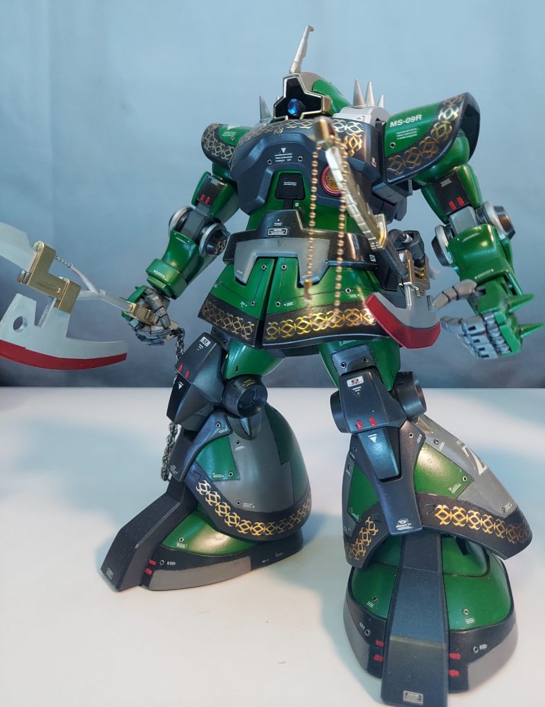 MGドズルザクのエングレービングシールが余ったので追加で貼りま酢た(@ ̄ρ ̄@)左手のヒートホークゎドズルザクを造った時に使わなかったので装備両ヒートホークにチェーンを付けてます(キーホルダーのチェーンです‥)