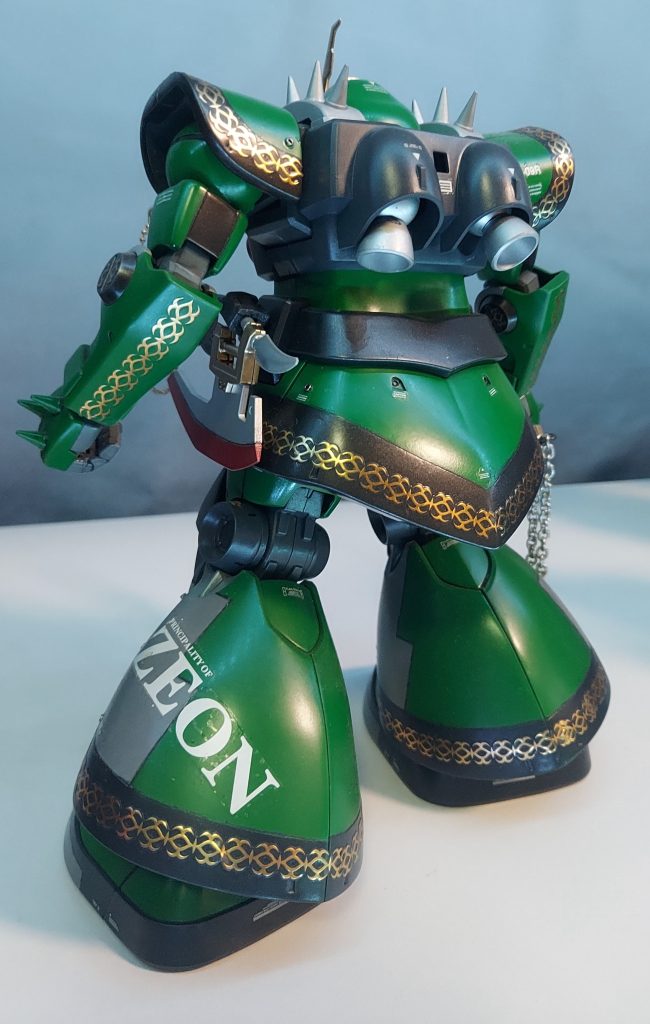 うしろ背中のヒートサーベルラックをパクって左腰に装備