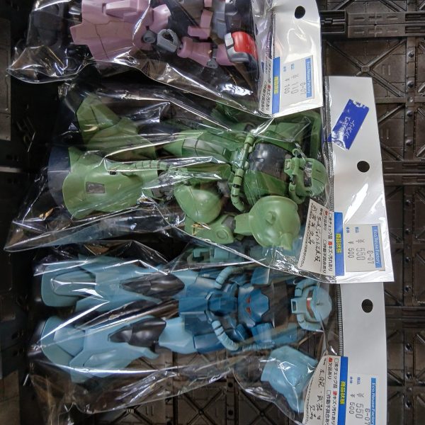 ど～せ、いつも通りにしちゃうんで！改造費の方が高くなる(笑)HGドム武器無し、頭無し、MGザク左脚股関節折れてる、武器無し、MGグフ武器無しツノ無し左腕無し、旧キット1/100ウイングガンダム武器無しツノ無し、なんでみんな武器ね～んだよ（爆）安いからいいか... （1枚目）