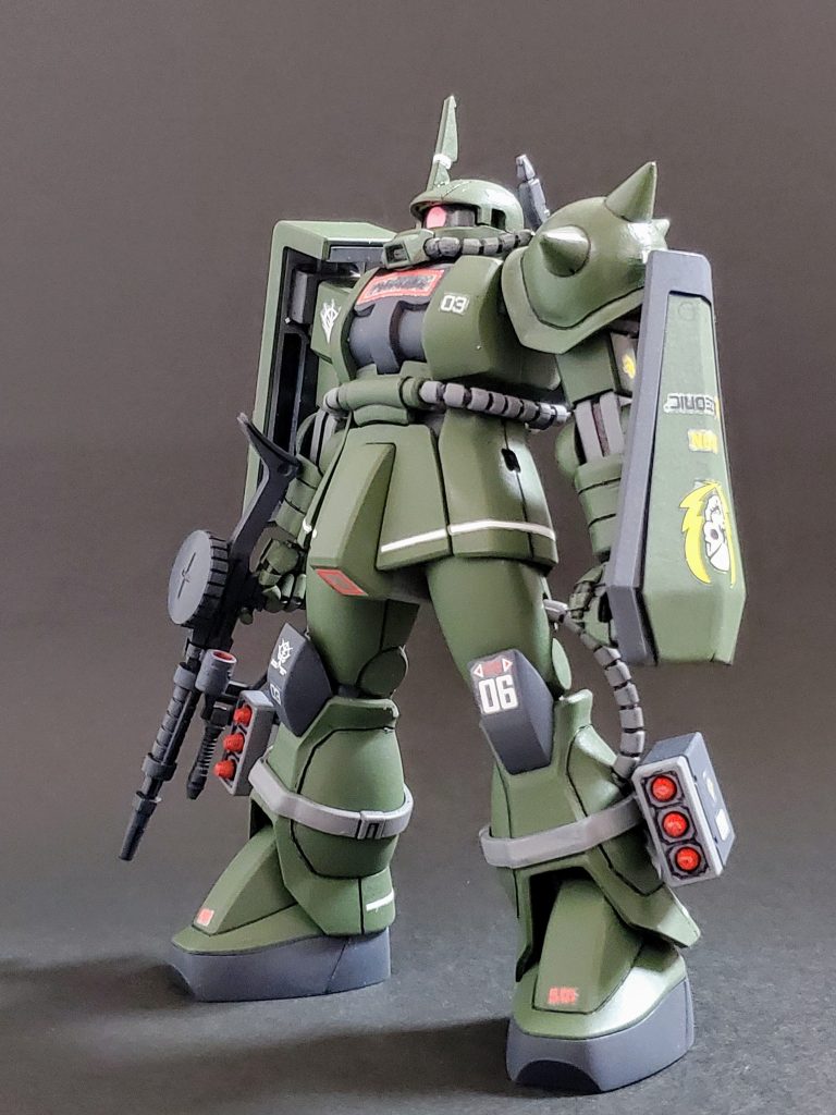 以前からヴィッシュ・ドナヒューのガンプラ作りたいなぁ～🤔✨と思っていたのですが、搭乗したグフやゲルググはゲーム『コロニーの落ちた地に…』で描かれているので、妄想ストーリーを付ける余地がありません💦でも『当然ヴィッシュ・ドナヒューもグフの前にはザクに乗っていたハズだ‼️』と考え、今回は『荒野の迅雷』が搭乗したザクIIを妄想を注入して制作いたしました～🤭🎶使用したガンプラは温存していたエコプラの真っ黒いザク👍️そして私のヴィッシュのイメージから今回制作にあたりテーマと課題を設けました😆🎵①リアルタイプカラー風味🖌️②ザク制作でこれまで逃げていたスジ彫り✴️③ランドセル可動式バーニア取付🎒以上を念頭に置いて制作しました🤭💦