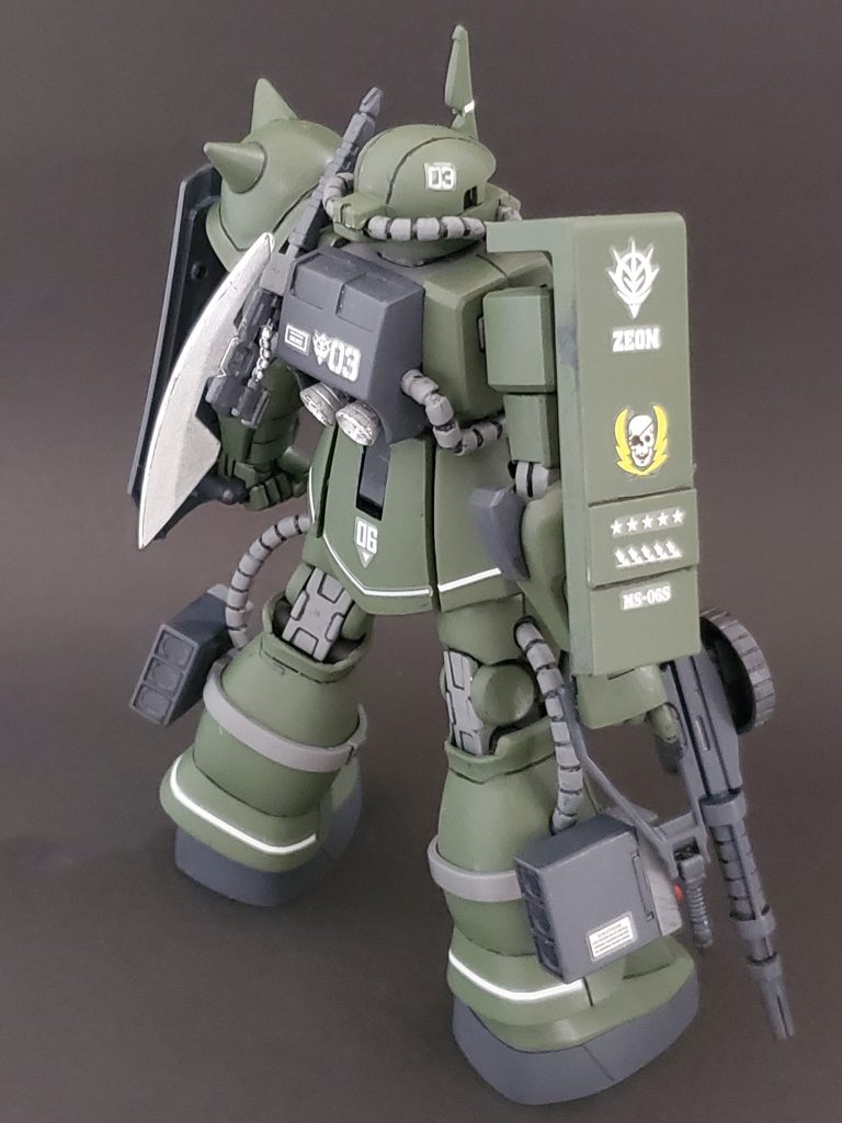 Rear View～👍️✨制作テーマと自分のイメージに沿ってカラーリングの緑🟩は単色で筆塗り全塗装🖌️✨使用したカラーはクレオス 123 ダークグリーンです。リアルタイプ的な感じを出したつもりです🤭💦今回のザクIIは陸戦用にチューンナップした重力下仕様なので武装にミサイルポッドを加えました🎵さらに追加装備でガルマザクより大型ヒートホークと、余っていたグフシールドを短くした対MS戦用の試作シールドを用意しました😎✨