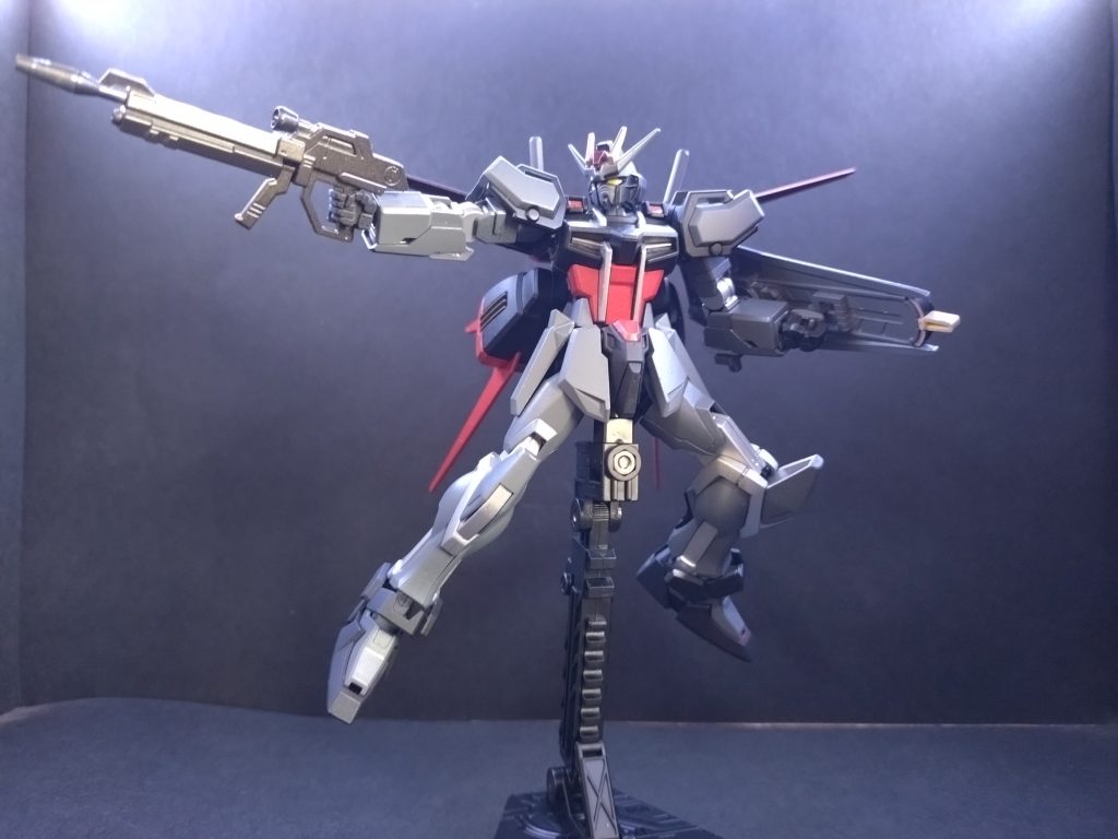 今回は、ストライクガンダムを黒カラーにしたいと思い、ノワールの配色を参考に塗装しました。