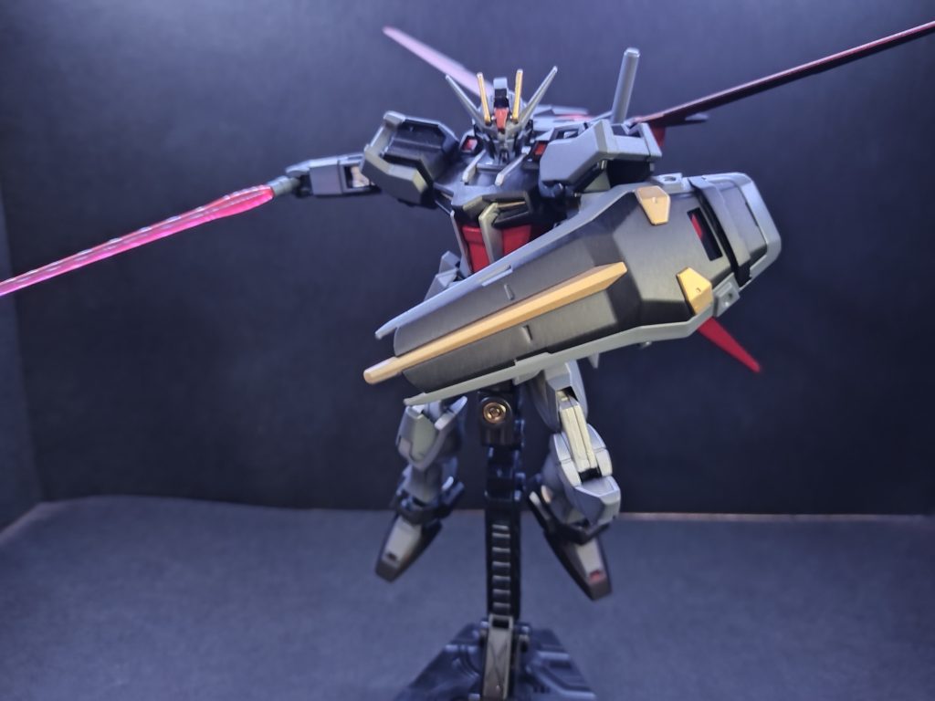 盾は黒と金で塗装すると、高級感が出てしまいました