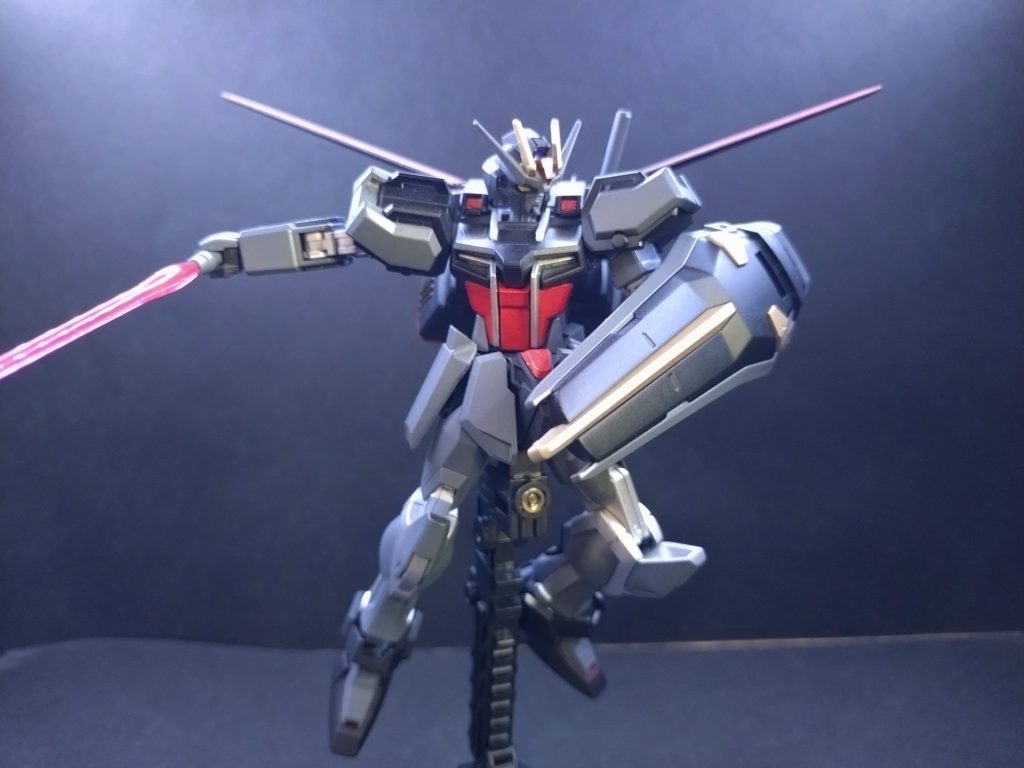 カラーはグレーとブラックを基調に、関節をシルバーで塗装しています。 