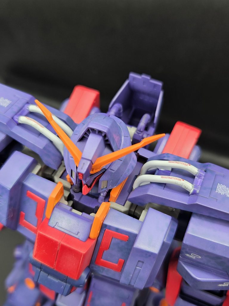 肩パーツのパイプもまつおーじ氏のこだわりポイントということで、白く塗り分けてワンポイントの赤いデカール貼ってます(笑)