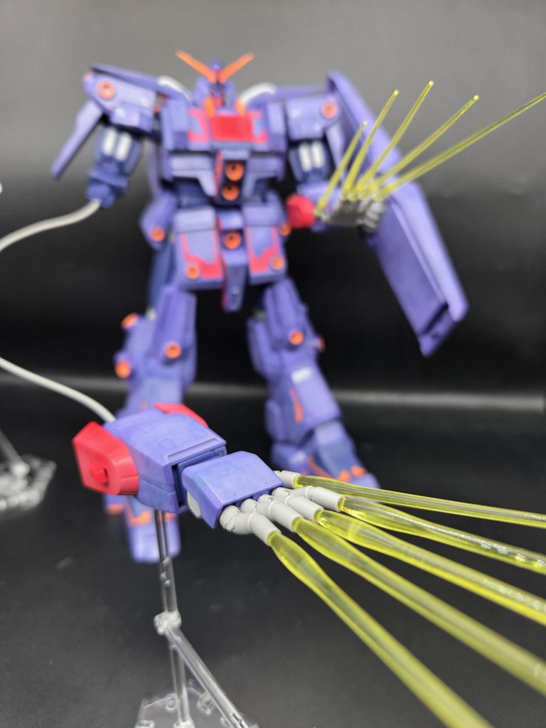 オプションのワイヤーパーツ使うと、有線サイコミュ発動バージョンも再現できます。