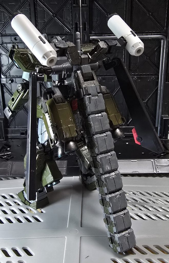 後ろ姿。グラスフェザー装備を見て思ったよね。横浜ガンダムの高機動バージョンに、なんとなく似てる...てことは、色変えたら、フルアーマーじゃね？