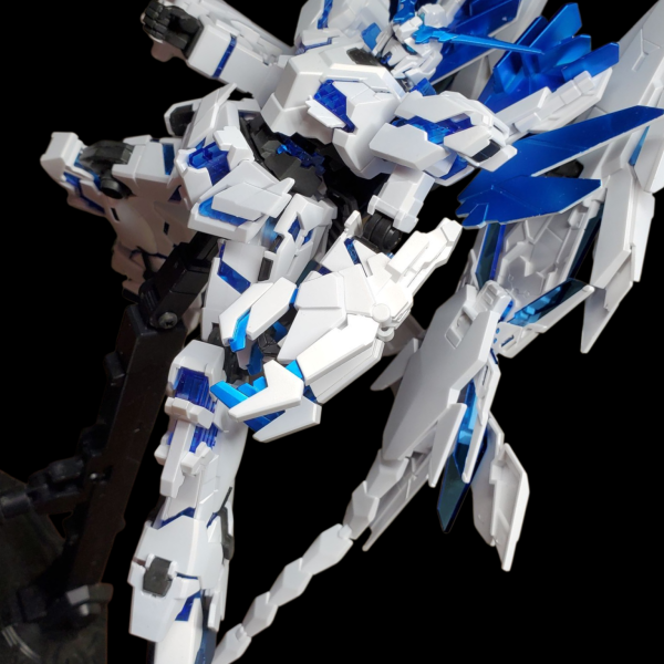 全塗装終わりました。画像ではかなり分かりにくいですが、白パーツにはパールシルバーを塗り、クリアホワイトを重ね塗りしてます。クリアパーツには蛍光クリアを塗ってます。まだスミ入れとデカール貼りが残っているので、もうひと踏ん張りです。 （2枚目）
