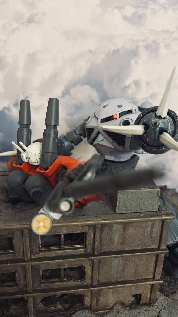 ハヤトのガンキャノンを押さえつける量産型ズゴックです。第28話「大西洋、血に染めて」のワンシーンをイメージしています。HGガンキャノン、RG量産型ズゴックとなります。