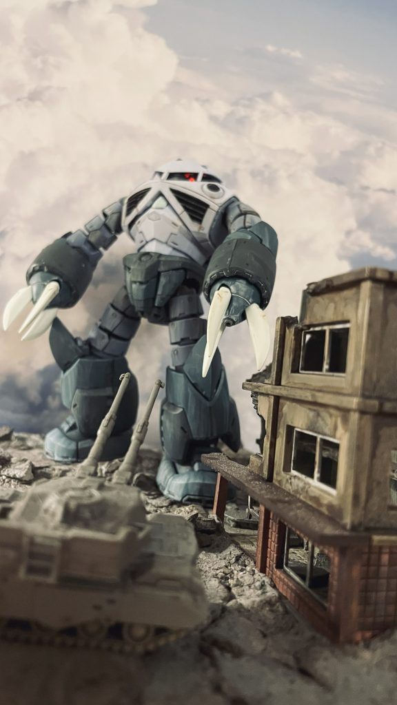 応戦してきた61式戦車を睥睨するズゴックです。ちょっと怖いです。。手前のビルはトミーテックの破壊されたビルシリーズを使用しています。