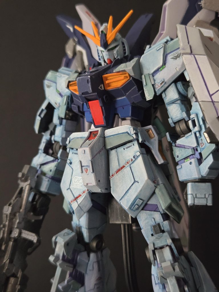 νガンダムの後期型を設計製作、だが開発陣の中では賛否があり あんなのはνガンダムの亜種(subspecies)だ。と揶揄されていたが 制作者も皮肉の意も込めて亜種(subspecies)と特化(supecial)の略でRX-93SPと命名した。