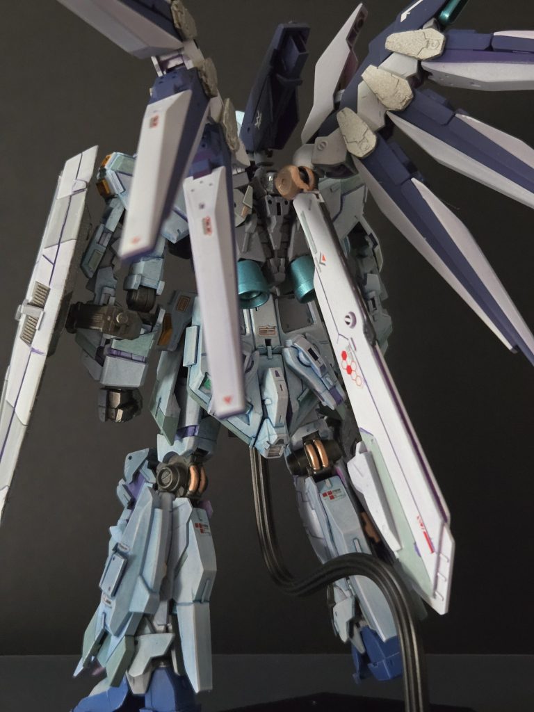 6基のファンネルと軽量化されたスラスターを背中に装備。