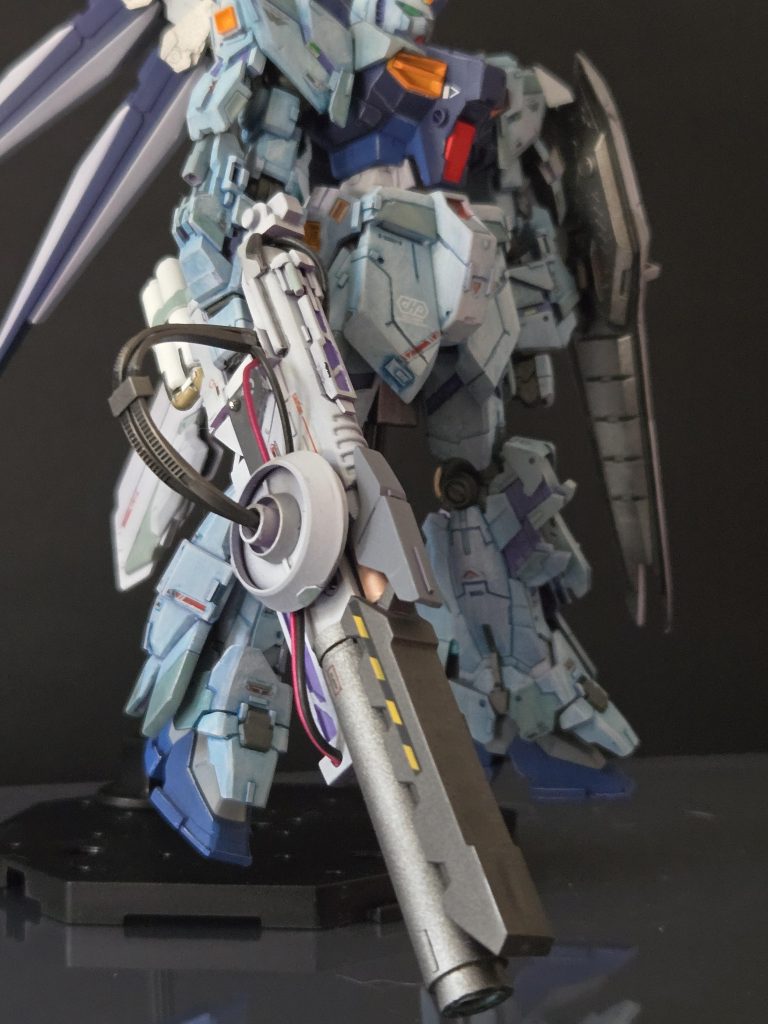 特殊武装として ショートバレルメガ粒子砲。エネルギータンクは付け替え可能。高火力エネルギーと取り回しを最小限までコストカットした試作武器を装備。色々なデータ収集を目的とした武器である。