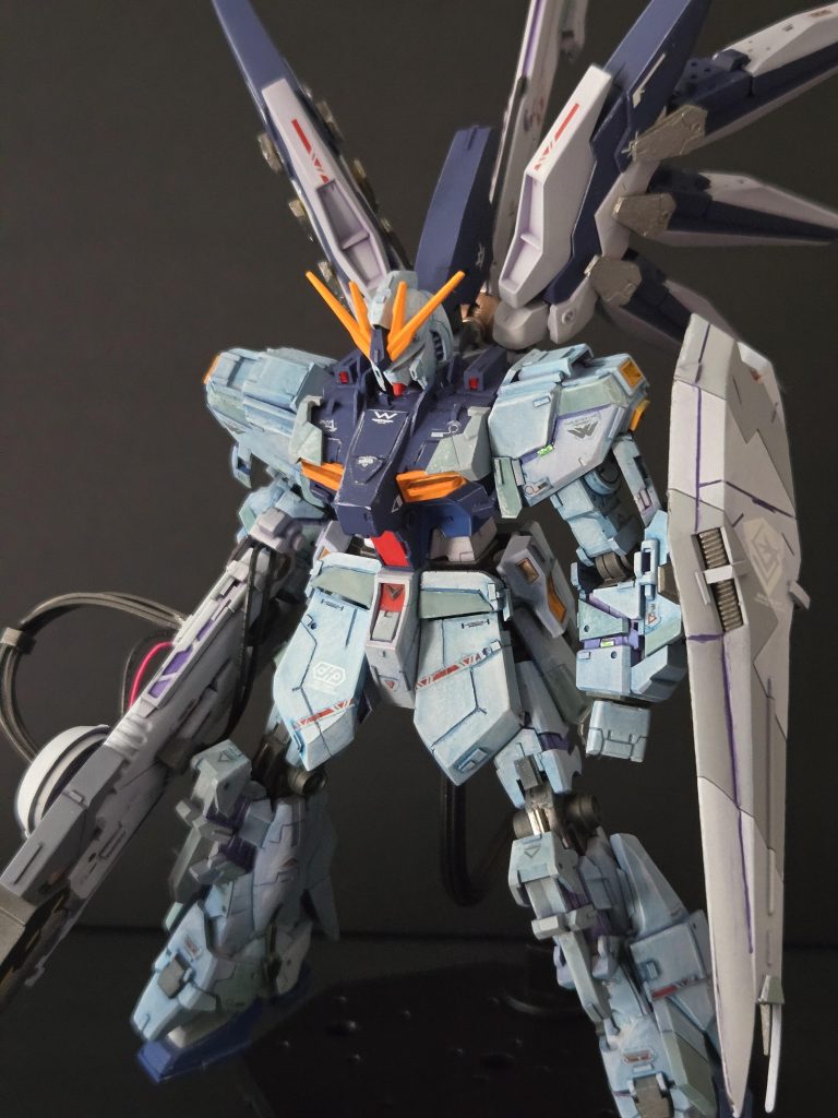 ウエザリングカラーでブルーを上塗りしてぼやっとした感を出しました。装備品バックパックはその都度付け替え可能というテイで本体とは別扱いで色味を揃えなかったです。