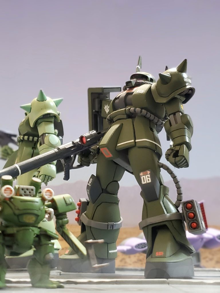 降下作戦後まもなく、地上に降りた多くのザクIIは地上戦闘に合わせたJ型へ換装❗ヴィッシュ中尉のザクII(S)もJ型仕様の MS-06 SJ となり重力下での機動性が向上。オーストラリア大陸の主要都市、前線基地を次々に手中に収めていった👍️✨快進撃を進める各地の地球方面軍であったが、広大な大地を制圧するには戦力も人員も足りず、数ヵ月後には戦線は膠着状態に陥っていた😓💦そのため前線部隊は占領下の現地民との交流が増加。人格者であるヴィッシュ中尉は都市部の子供達にも慕われ、時には絵を描いてやり「アンクル・ドナヒュー」と呼ばれ親しまれていった😌☘️