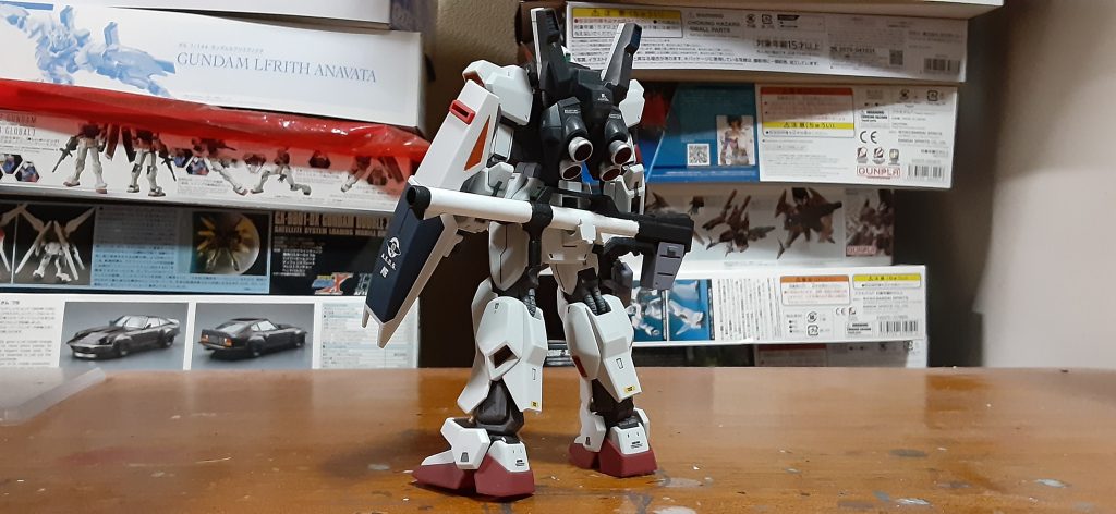 胸部とバックパックは色味変えてます。胸部はミッドナイトブルーに青をちょい足し、バックパックはミッドナイトにグレーちょい足し。バーニアは外側シルバーにしてみました。黄色部はオレンジにグレーを足して、赤いとこは赤にグレー足して色のトーンを下げてベース限定のアニバーサリーのやつみたいな雰囲気に。