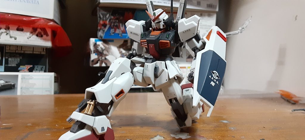 アウドムラで待機してる時の姿。胸部の塗り分けが楽しくてw シリンダーはゴールドに、パイプ部はグレーにしました。