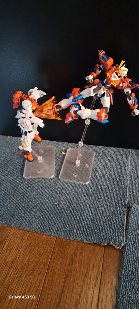 ゲルググカミキバーニングガンダムが蹴ってる