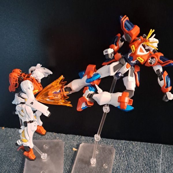 ゲルググカミキバーニングガンダムが蹴ってる