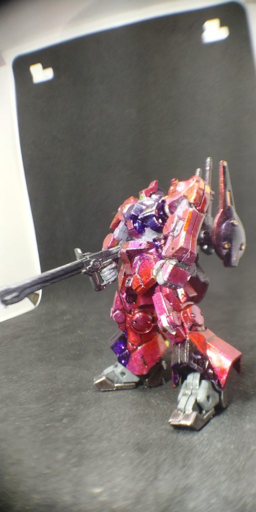 今回は久々にマッキーでガンダムマーカーエアブラシシステムにてのマッキー塗装です 久々だが全然吹き出ない、こんなに出なかったかと思う位に出ないよくディランザの塗装出来たなって思いました 何度も何度も繰り返し何とか吹きでても安定せず塗過ぎのこってりとした感じにしかも組みが上手くはまらず、また汚く指はピンクに😑