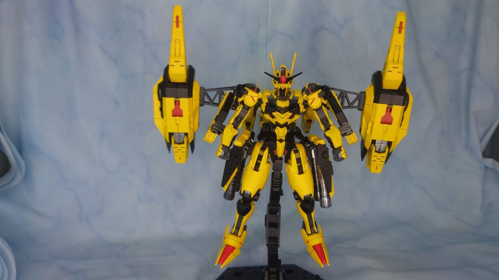 正面。横幅取りすぎて撮影スペースの端が見えているのは気にしない方向でとあるアニメを見てたら「速さが足りない」と言われたので、今回のコンセプトは「スピード狂」です。柔軟な回避行動なんてしない、速さで突っ切る機体をイメージしました