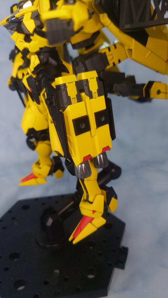 腿に接続しているスラスターの軸はクリアパーツとの相性が悪くてユルユルだったので、Mr.セメントを塗って軸を太らせました太らせすぎて入らなくなったのでその後ちょっと削ったのはご愛敬